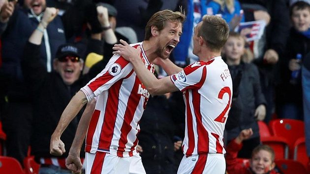 Útočník Stoke City Peter Crouch (vlevo) oslavuje s Darrenem Fletcherem vyrovnávací branku v duelu s Leicesterem. Útočník Stoke City Peter Crouch (vlevo) oslavuje s Darrenem Fletcherem vyrovnávací branku v duelu s Leicesterem.