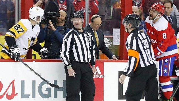 Slovní přestřelka mezi hvězdami NHL - Alexandrem Ovečkinem (vpravo) z Washingtonu a Sidneym Crosbym z Pittsburghu. Slovní přestřelka mezi hvězdami NHL - Alexandrem Ovečkinem (vpravo) z Washingtonu a Sidneym Crosbym z Pittsburghu.