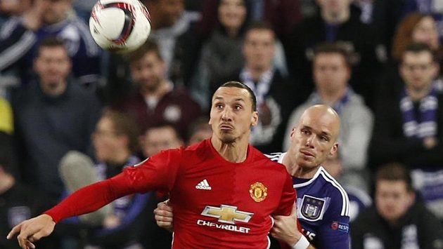 Bram Nuytinck z Anderlechtu střeží snajpra Manchesteru United Zlatana Ibrahimovice. Bram Nuytinck z Anderlechtu střeží snajpra Manchesteru United Zlatana Ibrahimovice.