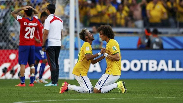 Brazilci David Luiz (vpravo) a Neymar, kteří proměnili své penalty v rozstřelu, slaví postup Brazílie přes Chile. Brazilci David Luiz (vpravo) a Neymar, kteří proměnili své penalty v rozstřelu, slaví postup Brazílie přes Chile.