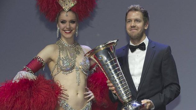 Stydlivý úsměv šampióna. Sebastian Vettel přebíral pohár pro mistra světa F1 po boku tanečnice z Moulin Rouge. Stydlivý úsměv šampióna. Sebastian Vettel přebíral pohár pro mistra světa F1 po boku tanečnice z Moulin Rouge.
