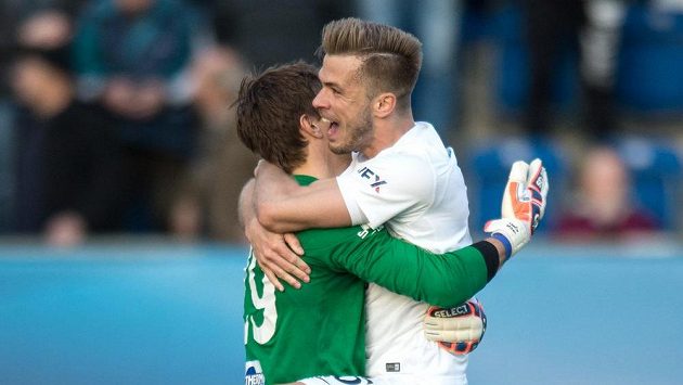 Fotbalisté Slovácka Milan Heča (vlevo) a Stanislav Hofmann jásají po vítězství nad Spartou - ilustrační snímek. Fotbalisté Slovácka Milan Heča (vlevo) a Stanislav Hofmann jásají po vítězství nad Spartou - ilustrační snímek.