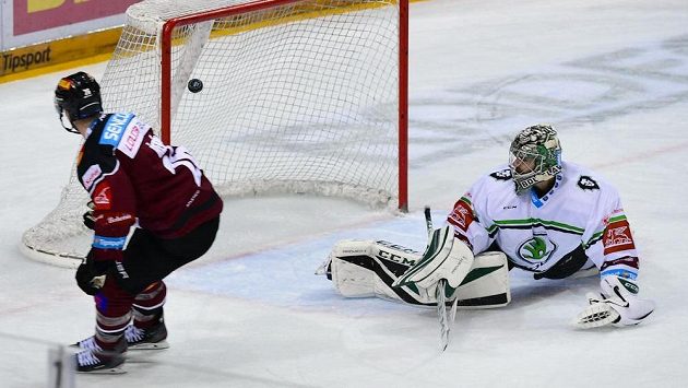 Rozhodující moment. Michal Řepík ze Sparty dává gól v prodloužení brankáři Mladé Boleslavi Gašperu Krošeljovi. Rozhodující moment. Michal Řepík ze Sparty dává gól v prodloužení brankáři Mladé Boleslavi Gašperu Krošeljovi.