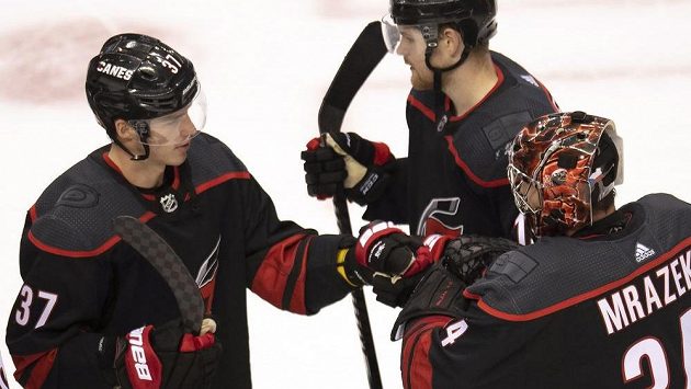 Český brankář Caroliny Petr Mrázek přijímá po vítězném utkání proti New York Rangers gratulace od spoluhráčů Andreje Svečnikova (vlevo) a Warrena Foegeleho. Český brankář Caroliny Petr Mrázek přijímá po vítězném utkání proti New York Rangers gratulace od spoluhráčů Andreje Svečnikova (vlevo) a Warrena Foegeleho.