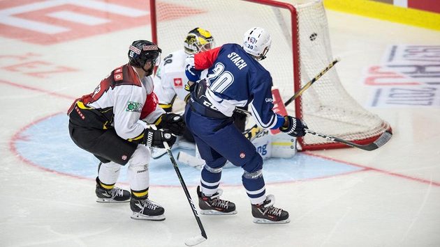 Plzeňský útočník David Stach střílí gól v zápase Ligy mistrů proti Stavangeru. Plzeňský útočník David Stach střílí gól v zápase Ligy mistrů proti Stavangeru.
