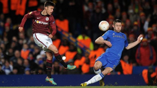 Václav Kadlec (vlevo) a obránce Gary Cahill v památném duelu Sparty na Chelsea. Václav Kadlec (vlevo) a obránce Gary Cahill v památném duelu Sparty na Chelsea.