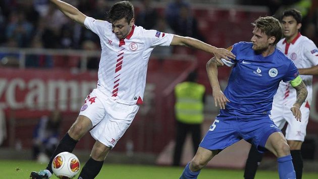Liberecký Radoslav Kováč (vpravo) v souboji s Raulem Ruseskem ze Sevilly ve 4. kole Evropské ligy. Liberecký Radoslav Kováč (vpravo) v souboji s Raulem Ruseskem ze Sevilly ve 4. kole Evropské ligy.