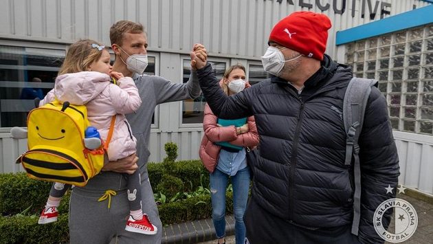 Záložník West Hamu Tomáš Souček přišel přivítat hráče svého bývalého klubu - Slavie Praha - na londýnské letiště. Šéf pražského klubu Jaroslav Tvrdík byl ze všeho dojatý, radost měli i všichni hráči. Záložník West Hamu Tomáš Souček přišel přivítat hráče svého bývalého klubu - Slavie Praha - na londýnské letiště. Šéf pražského klubu Jaroslav Tvrdík byl ze všeho dojatý, radost měli i všichni hráči.