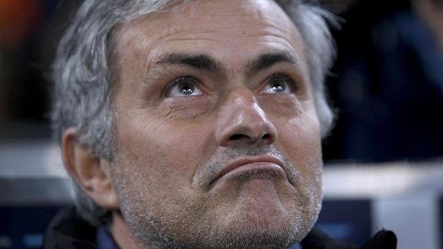 Spokojený manažer Chelsea José Mourinho po pětibrankové výhře na stadiónu Schalke 04 v Gelsenkirchenu. Spokojený manažer Chelsea José Mourinho po pětibrankové výhře na stadiónu Schalke 04 v Gelsenkirchenu.