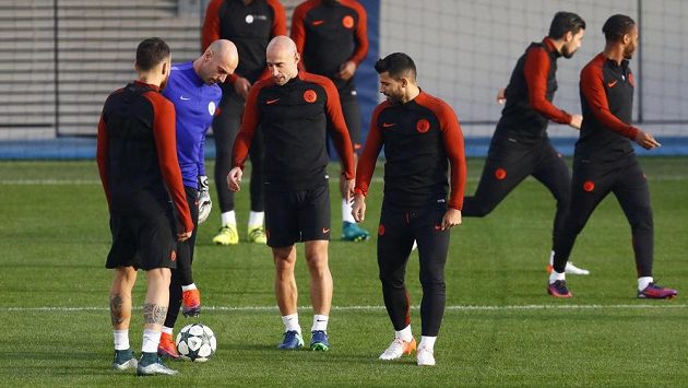 Fotbalisté Manchesteru City Sergio Agüero, Pablo Zabaleta, Willy Caballero a Nicolas Otamendi během tréninku před duelem s Barcelonou. Fotbalisté Manchesteru City Sergio Agüero, Pablo Zabaleta, Willy Caballero a Nicolas Otamendi během tréninku před duelem s Barcelonou.