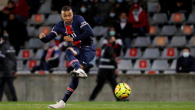 Kylian Mbappé z PSG při zápase s Nimes. Kylian Mbappé z PSG při zápase s Nimes.