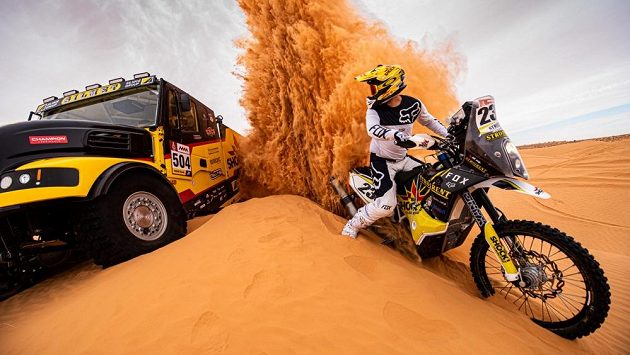 Kamion, nebo motorka...? Martin Macík a Jan Brabec během tréninku v dunách. Kamion, nebo motorka...? Martin Macík a Jan Brabec během tréninku v dunách.