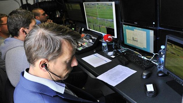Při duelu juniorské ligy mezi Spartou a Slavií na pražském Strahově se testoval online režim videorozhodčího. Na jaře má být k dispozici v nejvyšší soutěži. Na snímku jsou videorozhodčí Karel Hrubeš (blíže) a Roman Hrubeš. Při duelu juniorské ligy mezi Spartou a Slavií na pražském Strahově se testoval online režim videorozhodčího. Na jaře má být k dispozici v nejvyšší soutěži. Na snímku jsou videorozhodčí Karel Hrubeš (blíže) a Roman Hrubeš.