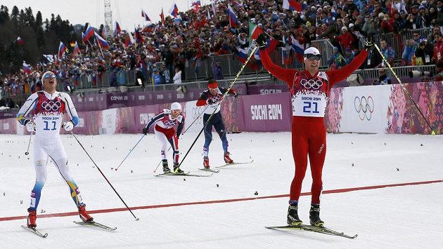 Švýcar Dario Cologna (21) byl v cíli skiatlonu první před Marcusem Hellnerem (11), Nor Martin Johnsrud Sundby (druhý zleva) podle Rusů Maximu Vylegžaninovi (7) nedovoleně zkřížil dráhu a připravil ho o bronz. Švýcar Dario Cologna (21) byl v cíli skiatlonu první před Marcusem Hellnerem (11), Nor Martin Johnsrud Sundby (druhý zleva) podle Rusů Maximu Vylegžaninovi (7) nedovoleně zkřížil dráhu a připravil ho o bronz.