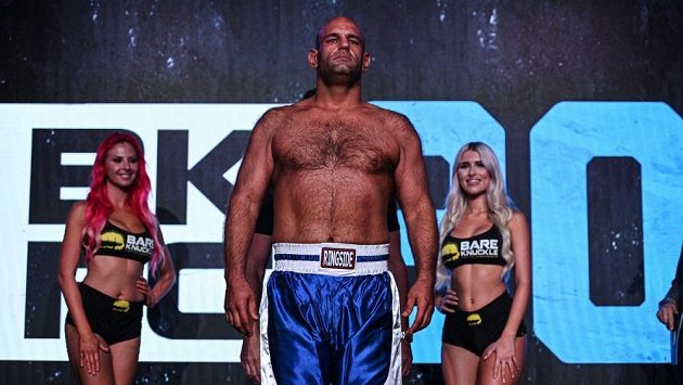 Justin Thornton při vážení organizace BKFC. Justin Thornton při vážení organizace BKFC.