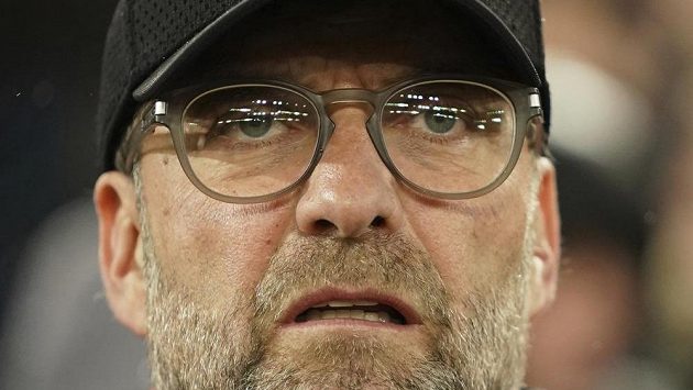 Trenér Liverpoolu Jürgen Klopp sleduje dění na hřišti v utkání osmifinále Ligy mistrů proti Atlétiku Madrid. Trenér Liverpoolu Jürgen Klopp sleduje dění na hřišti v utkání osmifinále Ligy mistrů proti Atlétiku Madrid.