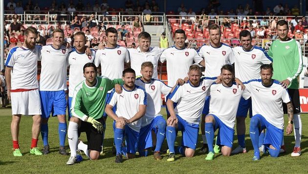 Fotbalové utkání hvězd mezi výběry Kaloudovy jedenáctky v čele s vicemistry světa do 20 let z roku 2007 (na společném snímku) a Dream Teamu Zbrojovky se konalo v Brně. Fotbalové utkání hvězd mezi výběry Kaloudovy jedenáctky v čele s vicemistry světa do 20 let z roku 2007 (na společném snímku) a Dream Teamu Zbrojovky se konalo v Brně.