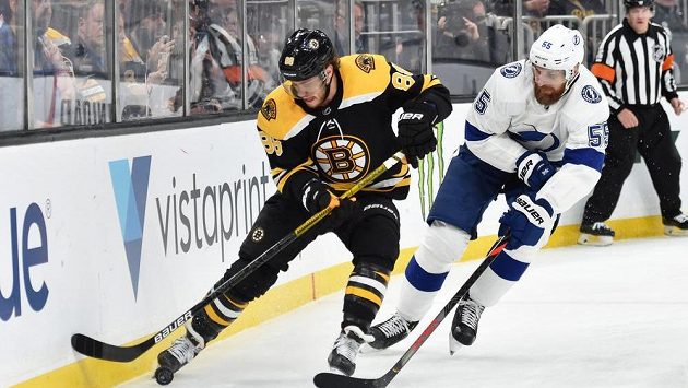Český útočník Bostonu David Pastrňák (vlevo) se snaží udržet puk v souboji s obráncem Tampy Bay Braydonem Coburnem v zápase NHL. Český útočník Bostonu David Pastrňák (vlevo) se snaží udržet puk v souboji s obráncem Tampy Bay Braydonem Coburnem v zápase NHL.