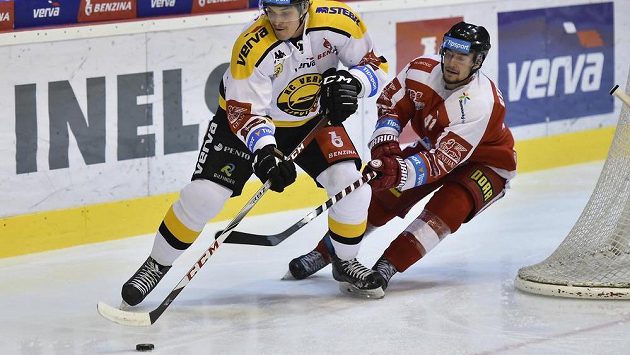 Zleva Roman Graborenko z Litvínova a Petr Strapáč z Olomouce. Zleva Roman Graborenko z Litvínova a Petr Strapáč z Olomouce.