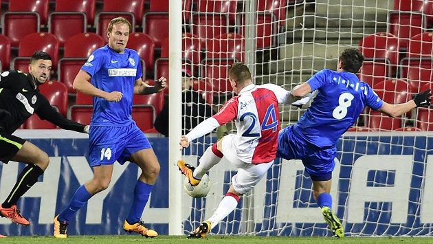 Útočník Slavie Muris Mešanovič (druhý zprava) střílí gól proti Brnu. Útočník Slavie Muris Mešanovič (druhý zprava) střílí gól proti Brnu.