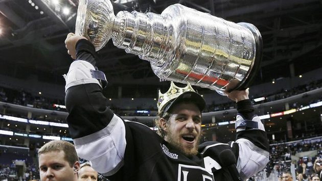 Slovinský útočník Anže Kopitar se Stanley Cupem Slovinský útočník Anže Kopitar se Stanley Cupem
