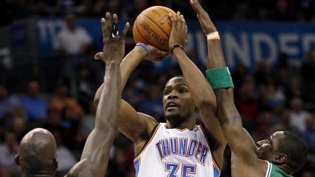 Kevin Durant z Oklahomy mezi dvěma hráči Bostonu Kevin Durant z Oklahomy mezi dvěma hráči Bostonu
