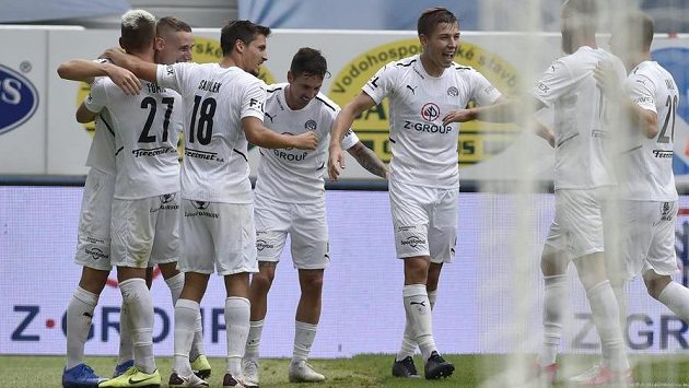 Fotbalisté Slovácka se radují z vítězného utkání. Fotbalisté Slovácka se radují z vítězného utkání.