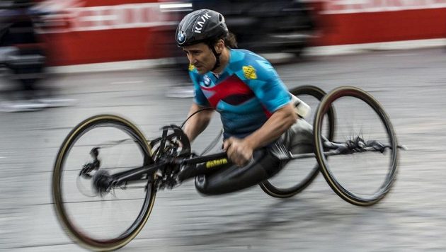 Alex Zanardi na handbiku na archivním snímku z dubnového maratónu v Římě. Alex Zanardi na handbiku na archivním snímku z dubnového maratónu v Římě.