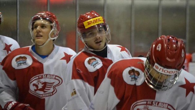 Junioři Slavie padli v Prostějově, prohráli 0:13 v utkání první ligy, když museli nastoupit za stávkující A tým. Junioři Slavie padli v Prostějově, prohráli 0:13 v utkání první ligy, když museli nastoupit za stávkující A tým.