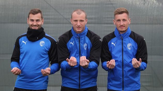 Fotbalisté Plzně zažívají baby boom. Zleva Radim Řezník, Michael Krmenčík a Tomáš Hájek. Zdroj Viktoria Plzeň.JPG Fotbalisté Plzně zažívají baby boom. Zleva Radim Řezník, Michael Krmenčík a Tomáš Hájek. Zdroj Viktoria Plzeň.JPG