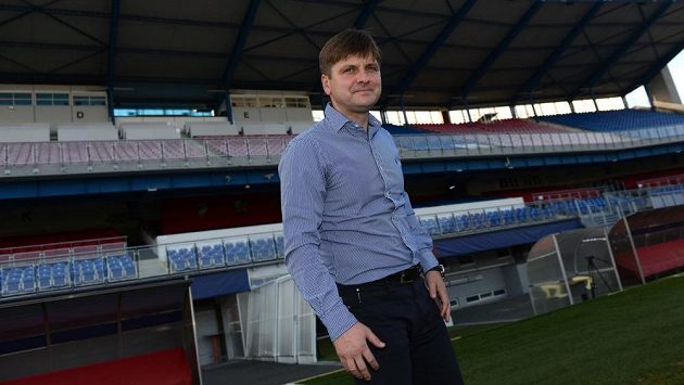 Nový trenér Viktorie Plzeň Dušan Uhrin mladší v Doosan Areně. Nový trenér Viktorie Plzeň Dušan Uhrin mladší v Doosan Areně.