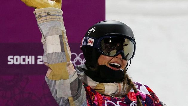 Kaitlyn Farringtonová jásá po olympijském triumfu v závodu snowboardistek na U-rampě. Kaitlyn Farringtonová jásá po olympijském triumfu v závodu snowboardistek na U-rampě.