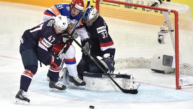 Ruský útočník Vladimir Tarasenko na nedávném MS, na snímku s americkým obráncem Toreym Krugem a brankářem Connorem Helebuyckem. Ruský útočník Vladimir Tarasenko na nedávném MS, na snímku s americkým obráncem Toreym Krugem a brankářem Connorem Helebuyckem.