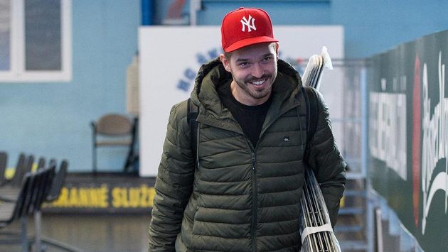 Brankář Dominik Furch přichází na sraz hokejové reprezentace. Brankář Dominik Furch přichází na sraz hokejové reprezentace.