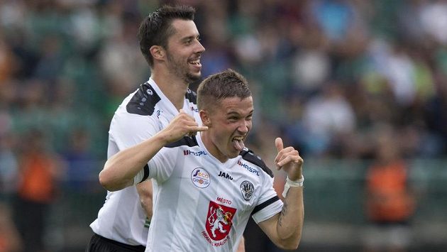 Tomáš Malinský z Hradce Králové (vpředu) se raduje z gólu. Vzadu jeho spoluhráč Jiří Janoušek. Tomáš Malinský z Hradce Králové (vpředu) se raduje z gólu. Vzadu jeho spoluhráč Jiří Janoušek.
