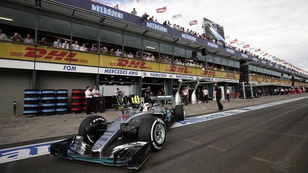 Lewis Hamilton při kvalifikaci v Melbourne. Lewis Hamilton při kvalifikaci v Melbourne.