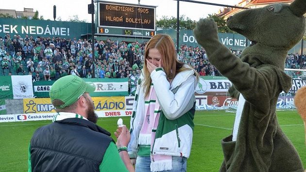 Honza právě žádá svou vyvolenou Martinu o ruku... Honza právě žádá svou vyvolenou Martinu o ruku...