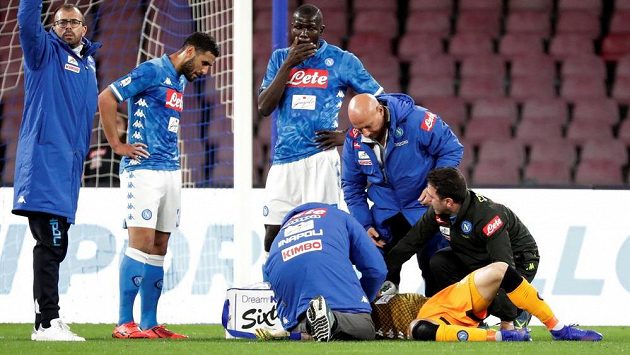 Gólman Neapole je ošetřován přímo na hřišti poté, co utrpěl zranění v zápase mezi Neapolí a Udinese Gólman Neapole je ošetřován přímo na hřišti poté, co utrpěl zranění v zápase mezi Neapolí a Udinese