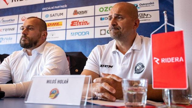 Zleva sportovní ředitel Roman Šimíček a trenér Miloš Holaň na tiskové konferenci HC Vítkovice Ridera před nadcházející extraligovou sezonou. Zleva sportovní ředitel Roman Šimíček a trenér Miloš Holaň na tiskové konferenci HC Vítkovice Ridera před nadcházející extraligovou sezonou.
