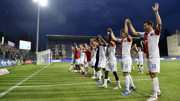 Fotbalisté Slavie a jejich pozápasová děkovačka s fanoušky. Fotbalisté Slavie a jejich pozápasová děkovačka s fanoušky.