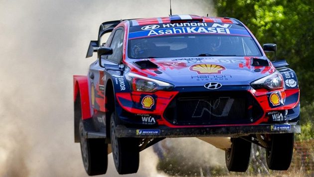 Francouzský pilot Sébastien Loeb zvládl návrat do seriálu mistrovství světa po dlouhé pauze na výbornou a na Turecké rallye se po úvodních dvou rychlostních zkouškách ujal vedení. Francouzský pilot Sébastien Loeb zvládl návrat do seriálu mistrovství světa po dlouhé pauze na výbornou a na Turecké rallye se po úvodních dvou rychlostních zkouškách ujal vedení.