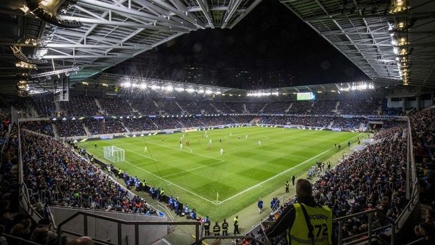 Bratislavský Národný futbalový štadión na Tehelnom poli si odbyl svou premiéru. Slavnostní chvíli pokazily rasistické pokřiky domácího kotle. Bratislavský Národný futbalový štadión na Tehelnom poli si odbyl svou premiéru. Slavnostní chvíli pokazily rasistické pokřiky domácího kotle.