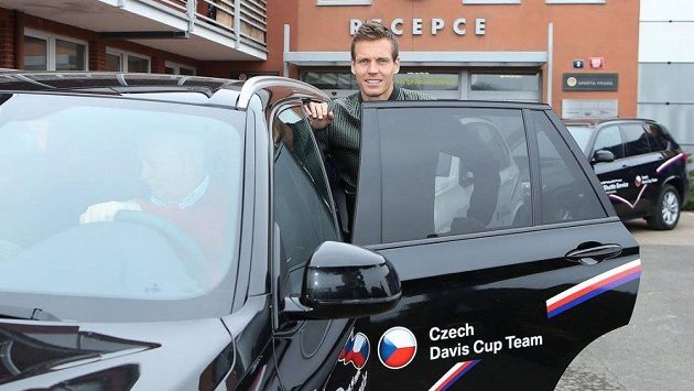 Tomáš Berdch nasedá do auta, které vyráží směrem Německo. Tomáš Berdch nasedá do auta, které vyráží směrem Německo.