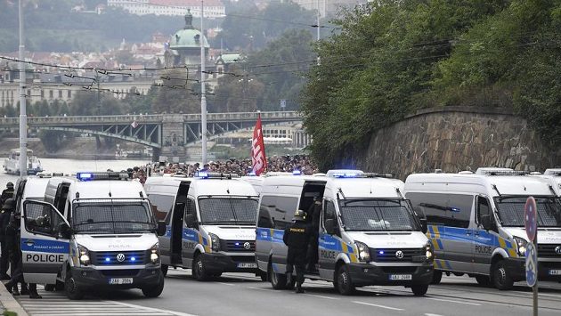 Policisté dohlíželi na pochod fandů CZ Bělehrad Prahou na Letnou. Policisté dohlíželi na pochod fandů CZ Bělehrad Prahou na Letnou.