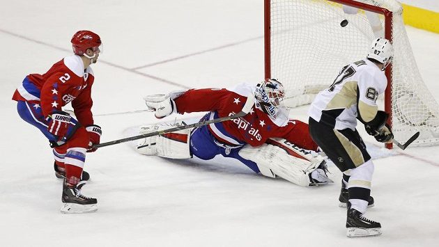 Sidney Crosby (vpravo) v prodloužení překonává brankáře Bradena Holtbyho z Washingtonu a střílí vítězný gól Pens. Sidney Crosby (vpravo) v prodloužení překonává brankáře Bradena Holtbyho z Washingtonu a střílí vítězný gól Pens.