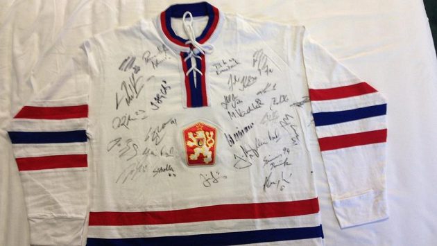 I v druhém kole dražby je replika dresu československé hokejové reprezentace z MS 1972 v Praze s podpisy současného výběru trenéra Růžičky. I v druhém kole dražby je replika dresu československé hokejové reprezentace z MS 1972 v Praze s podpisy současného výběru trenéra Růžičky.