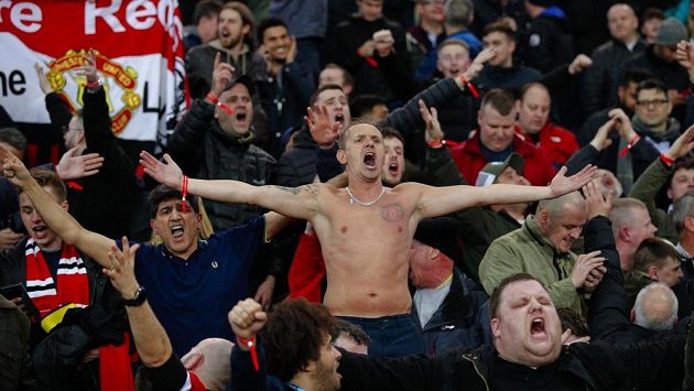 Fanoušci Manchesteru United oslavují postup mezi nejlepších 8 týmů Ligy mistrů poté, co jejich tým v dramatickém duelu porazil PSG 3:1. Fanoušci Manchesteru United oslavují postup mezi nejlepších 8 týmů Ligy mistrů poté, co jejich tým v dramatickém duelu porazil PSG 3:1.