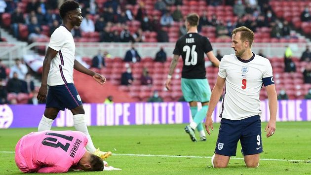 Kapitán anglické fotbalové reprezentace Harry Kane sleduje rakouského brankáře Daniela Bachmanna. Kapitán anglické fotbalové reprezentace Harry Kane sleduje rakouského brankáře Daniela Bachmanna.