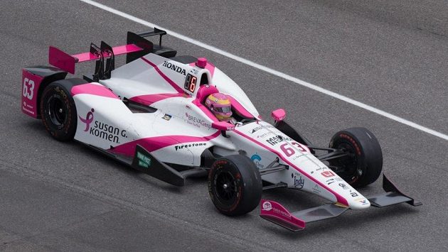 Pippa Mannová během závodů IndyCar. Pippa Mannová během závodů IndyCar.