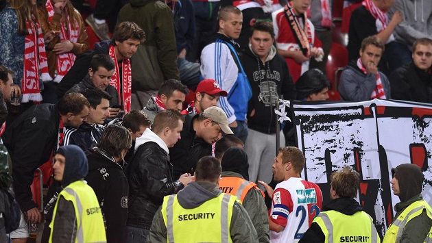Kapitán Slavie Praha Karel Piták hovoří s fanoušky během přerušení utkání 27. kola Gambrinus ligy proti Příbrami. Kapitán Slavie Praha Karel Piták hovoří s fanoušky během přerušení utkání 27. kola Gambrinus ligy proti Příbrami.